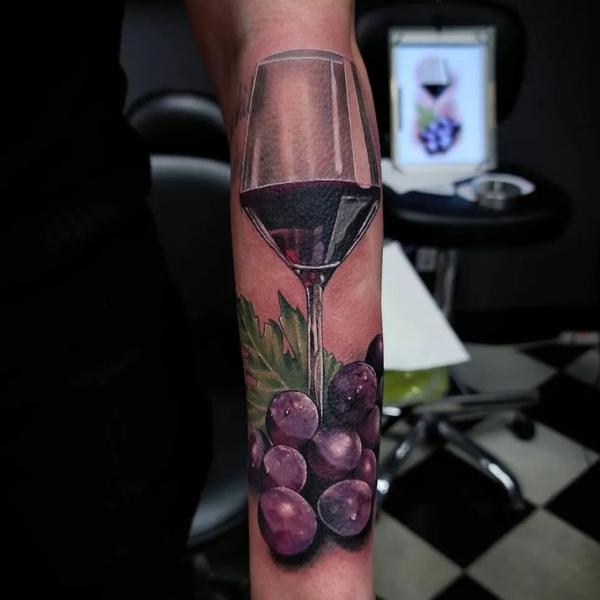 A cup of wine and grapes