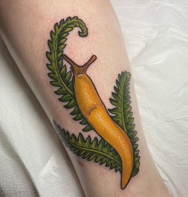 Smol fine line croissant above the ankle. 2.5 years old vs fresh :  r/agedtattoos