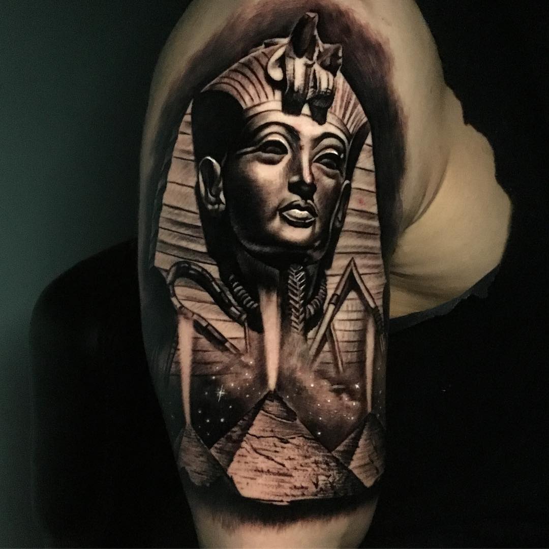 Tutankhamun with crossed scepters tattoo