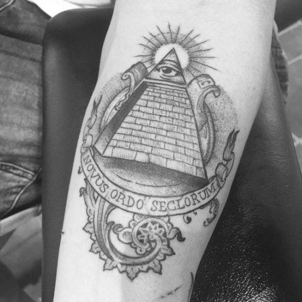 Black and grey pyramid tattoo with words words Novus Ordo SecloRuM tattoo