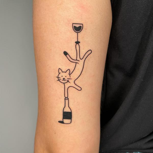 Hình xăm dòng mèo và rượu vang