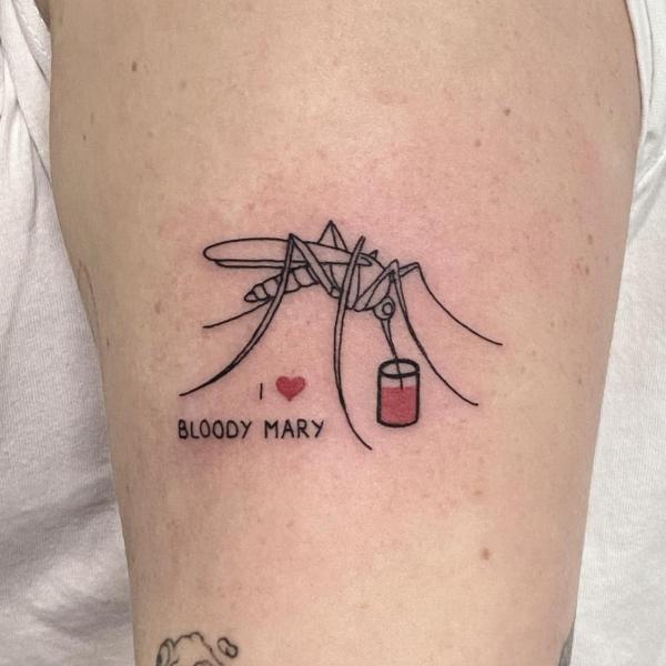 Hình xăm muỗi uống nước có dòng chữ Bloody Mary