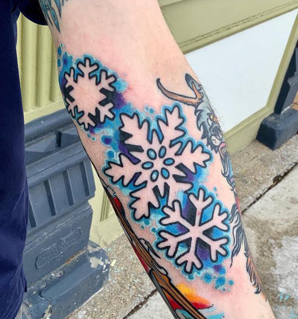 Snowflake ❄ 🎨 #❄️ #fioccodineve #snowflaketattoo #snowflake  #handmadetattoostudio #carpi #ink #art #tattoo #tattooedgirl #colours  #eternalink #ice... | By Handmade Tattoo Studio NovytattooFacebook