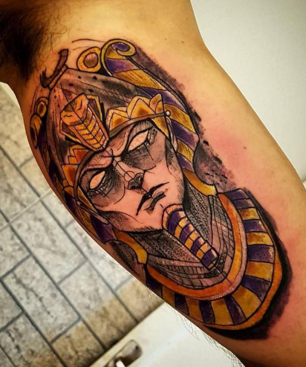 Hình xăm bắp tay Osiris truyền thống tân cổ điển