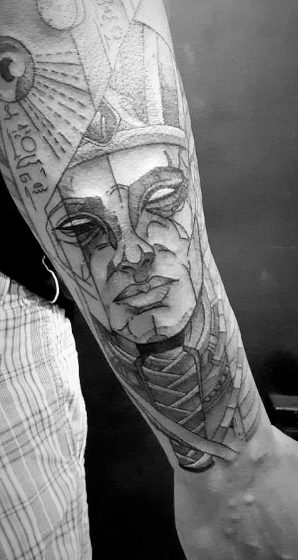 Osiris vẽ hình xăm cẳng tay