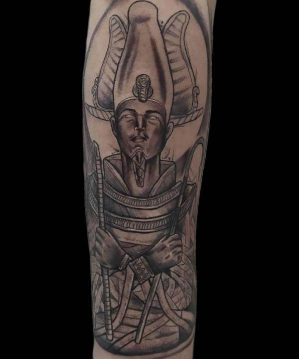 Hình xăm Osiris cầm quyền trượng