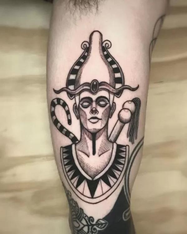 Hình xăm chân dung Osiris trên bắp tay