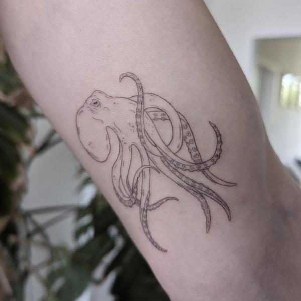 Single kraken tattoo black and grey
