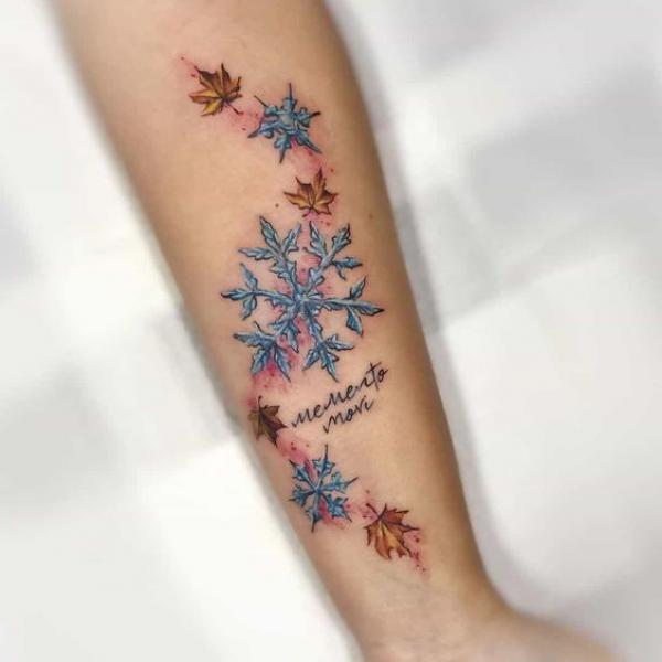 Snowflakes and leaves tattoo with words memento move