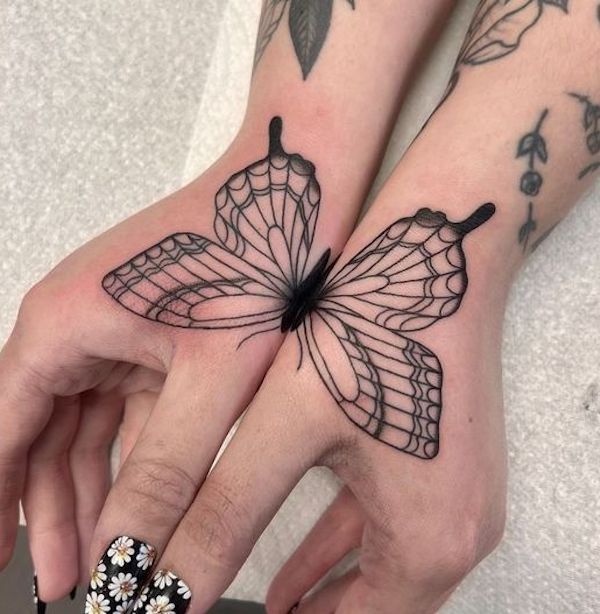 Hình xăm phác thảo con bướm ở cả hai tay