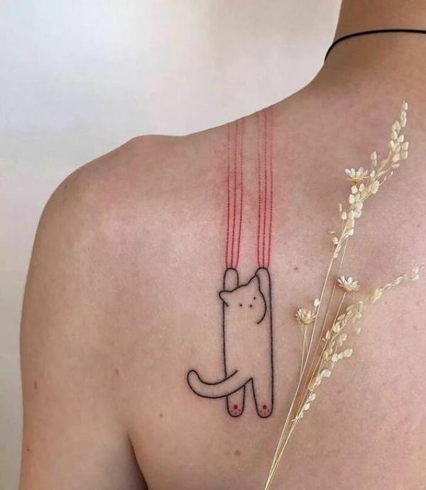 Hình xăm phác thảo con mèo trên xương bả vai