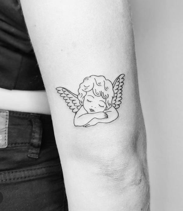 Hình xăm phác thảo thiên thần đang ngủ trên khuỷu tay