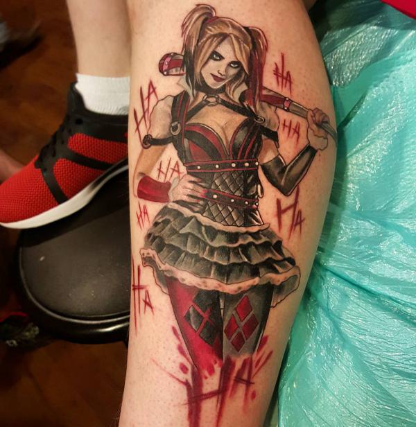 Hahaha pinup Harley Quinn with her baseball bat leg tattoo