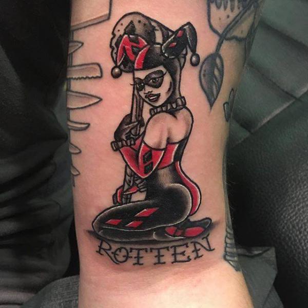 Harley Quinn holding a Mallet Rottern tattoo