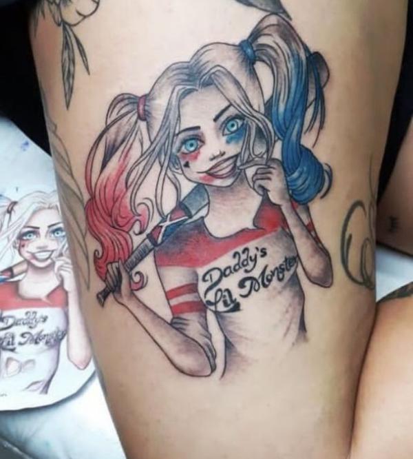 Harley quinn wearing Daddys Lil monster shirt thigh tattoo
