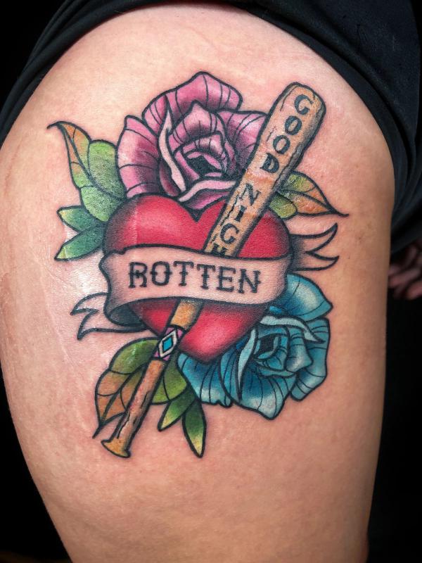 Heart with roses and Harley Quinns Good Night baseball bat wrapped with ribbon bearing the word Rotten tattoo on thigh