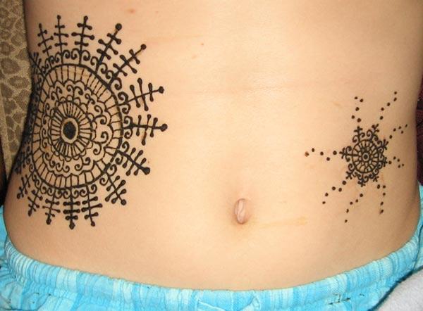 Henna mehendi circle pattern abdomen tattoo