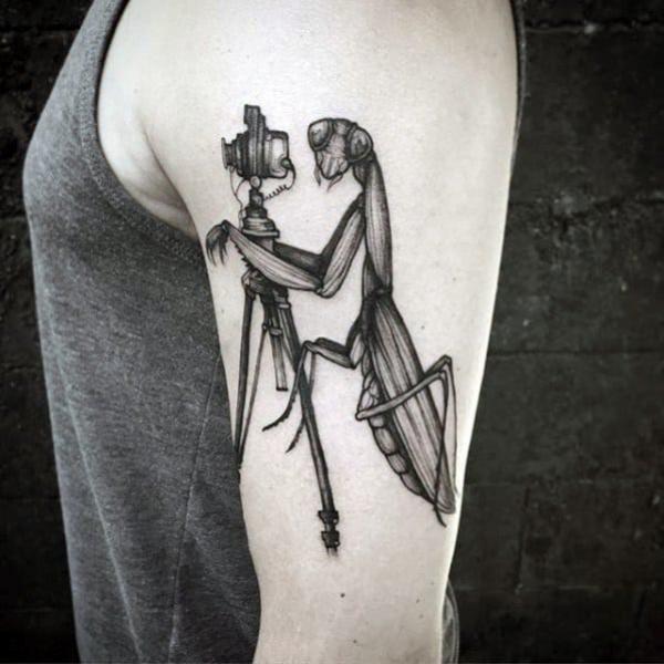 Praying mantis playing camera tattoo